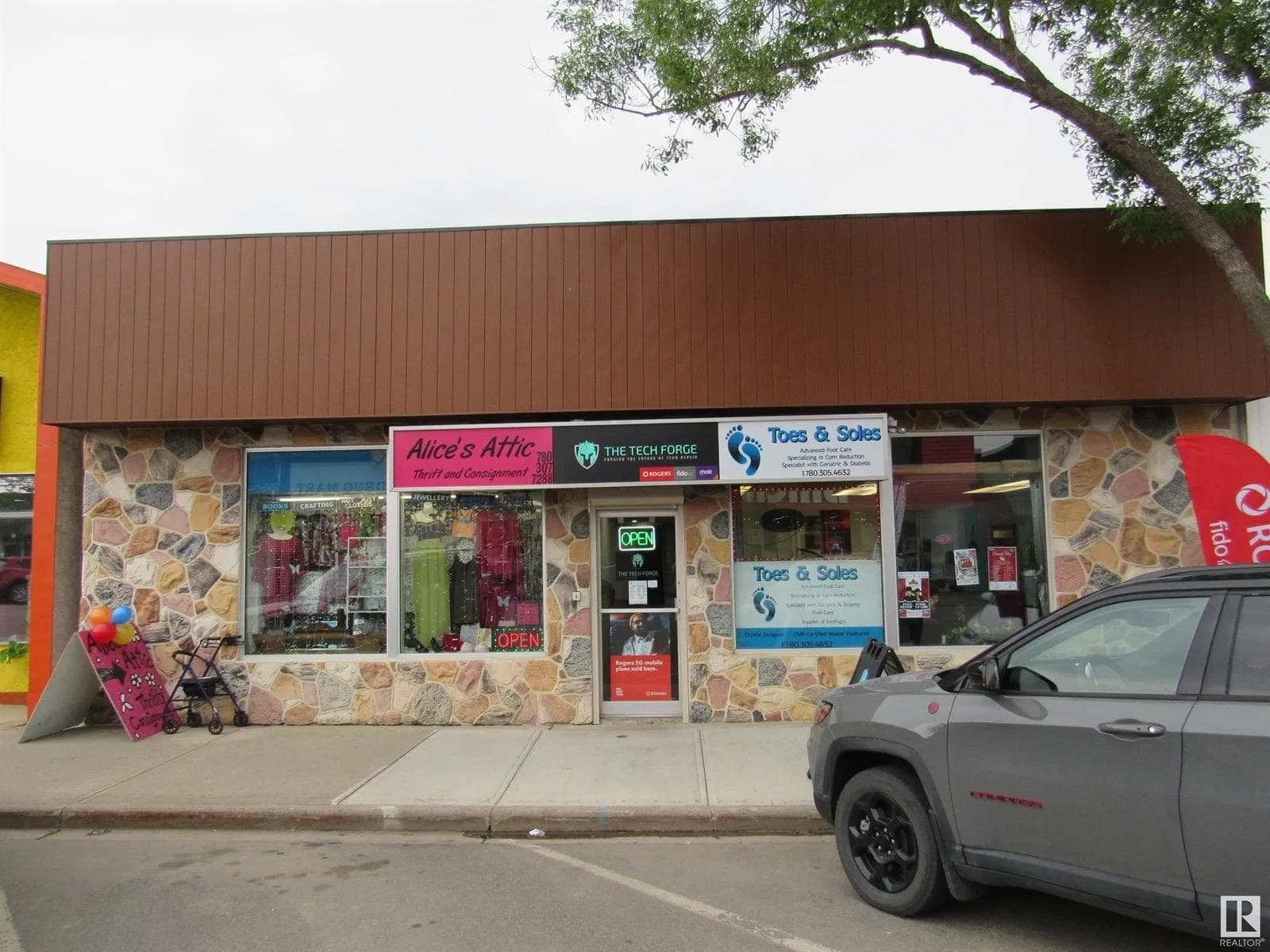 retail at 5023  50 St — $439,000