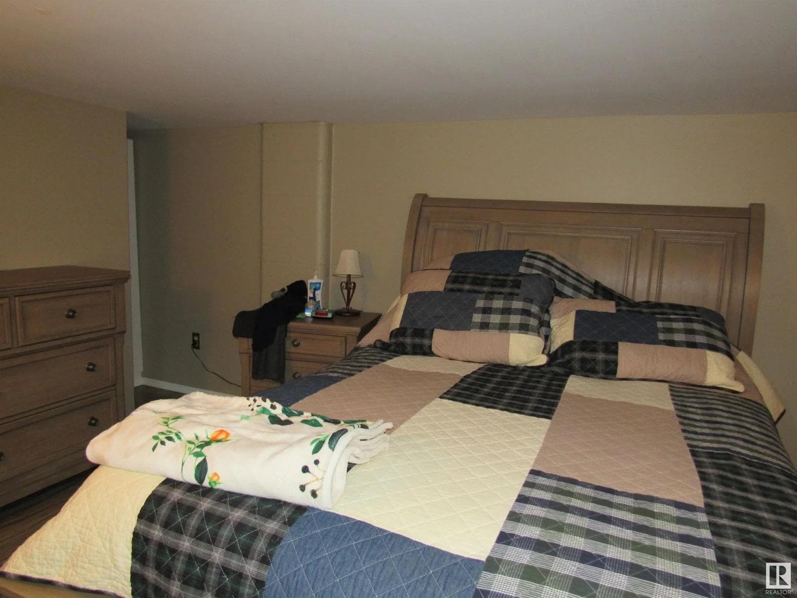 5023  50 St photo 11