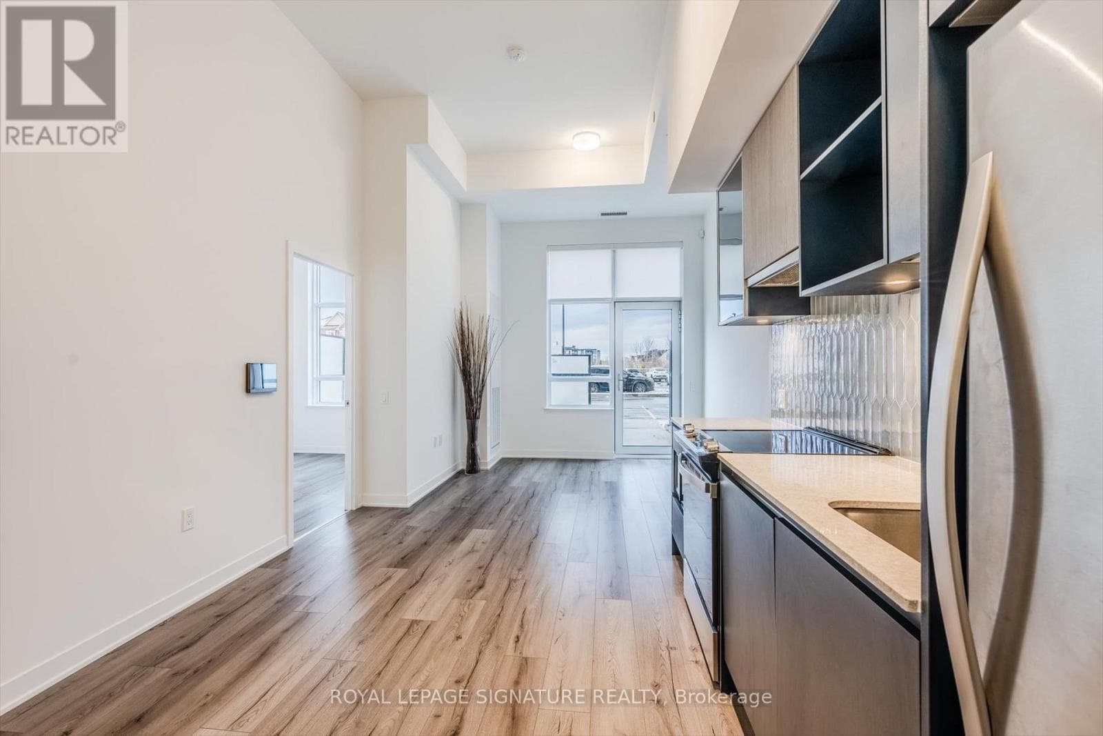 132 - 395 DUNDAS STREET W photo 3