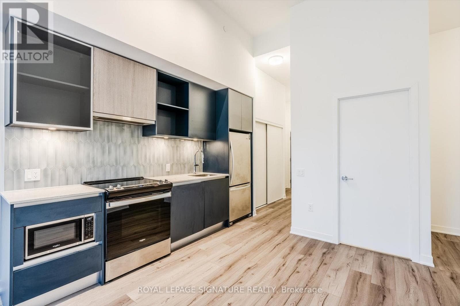 132 - 395 DUNDAS STREET W photo 5