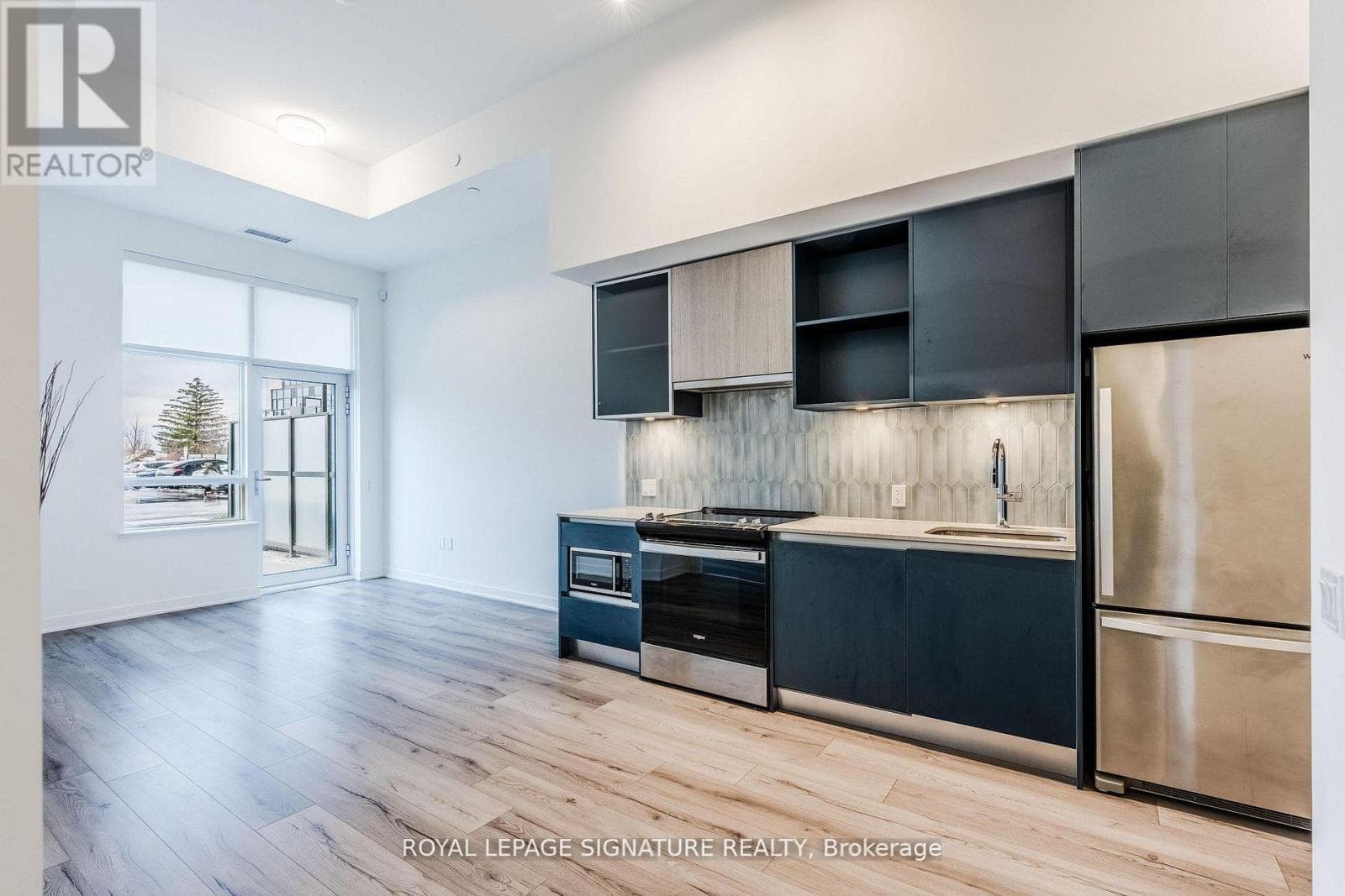 132 - 395 DUNDAS STREET W photo 2