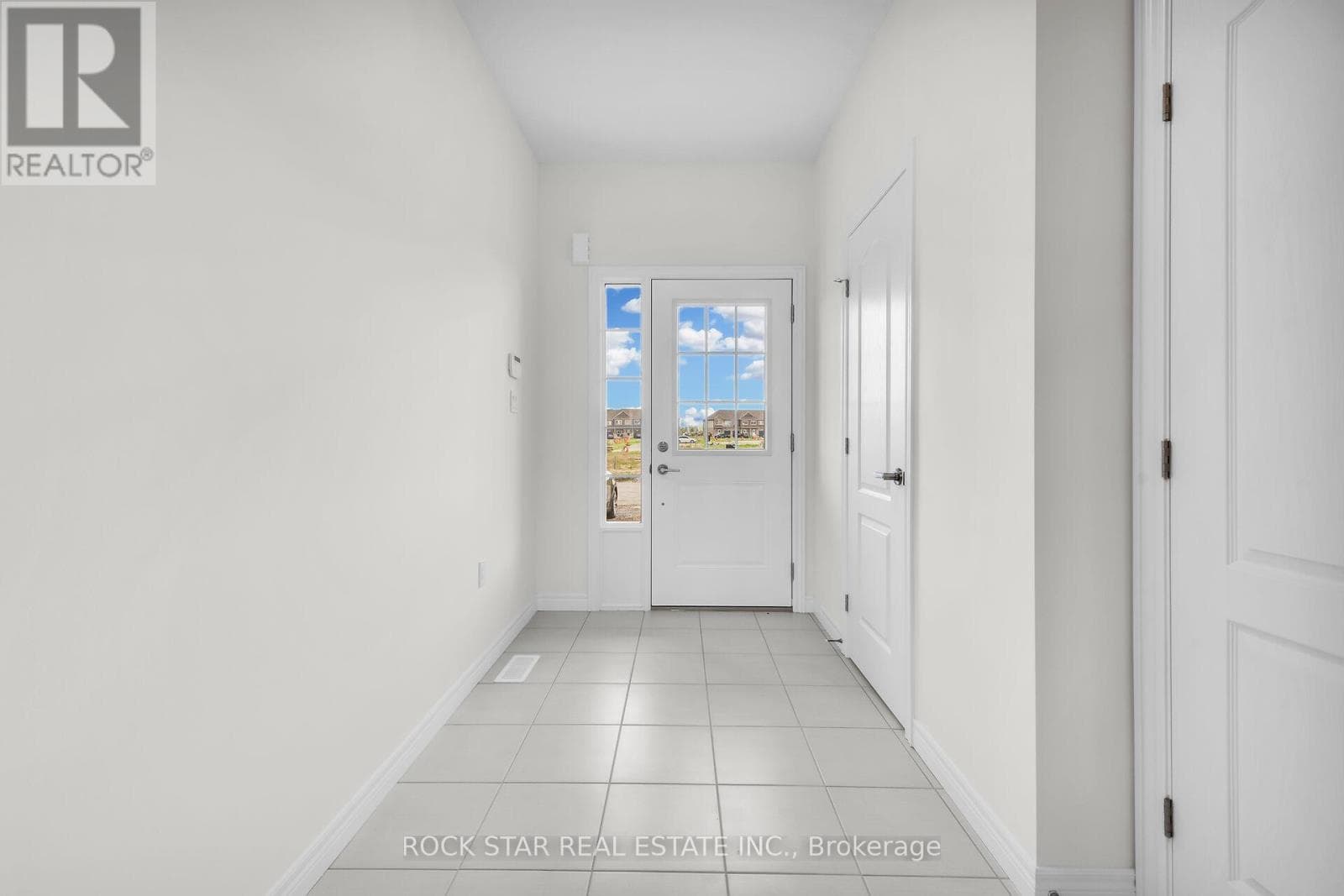 63 LLOYD DAVIES WAY photo 5