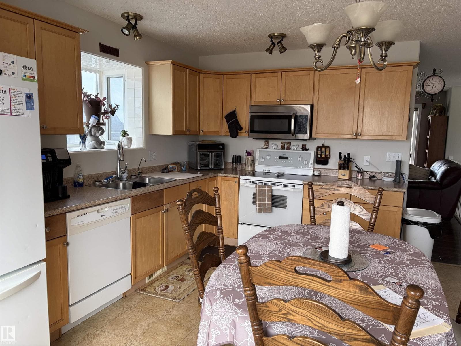 3711 42 Ave photo 4