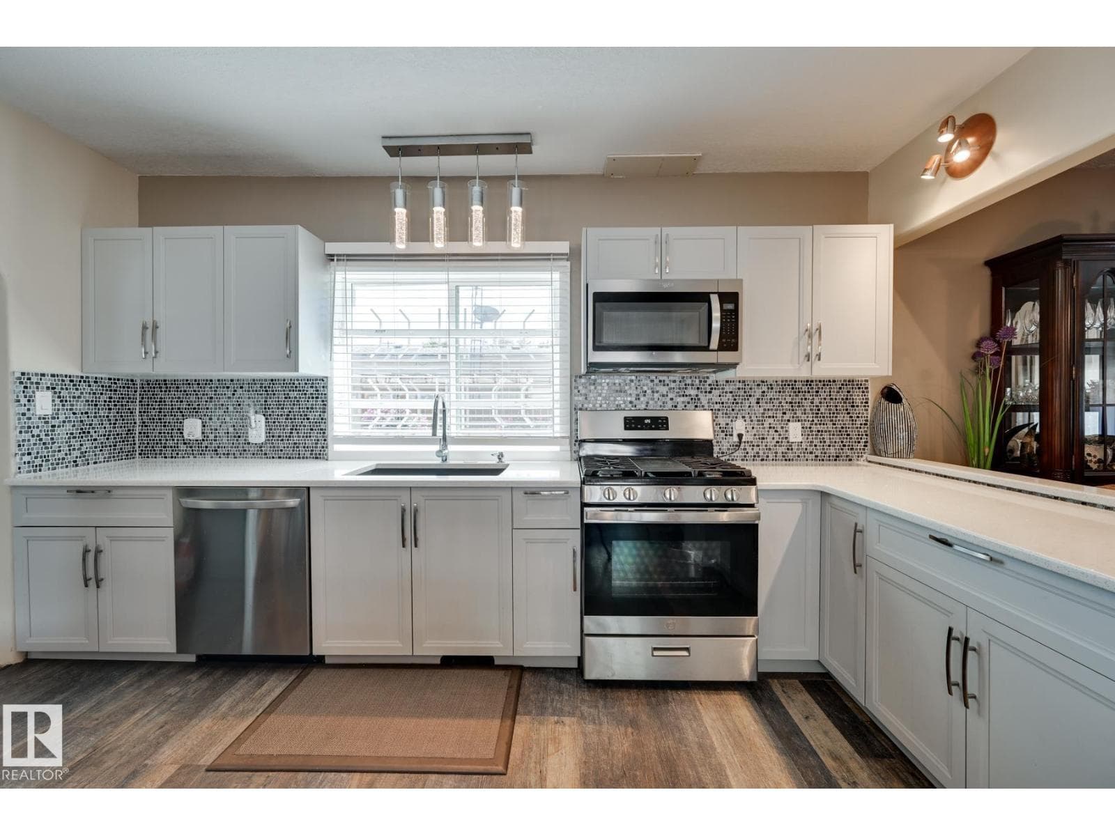 5039 52 ST photo 4