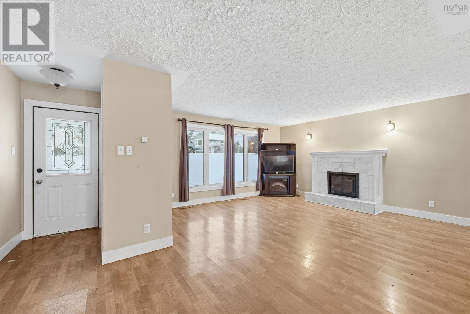 27 Grove Avenue photo 4