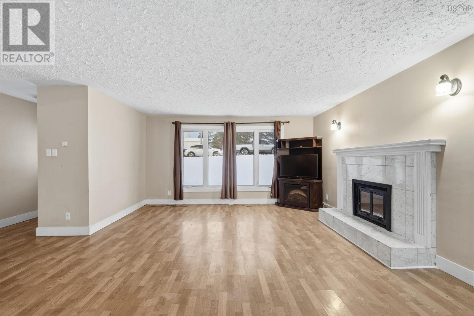27 Grove Avenue photo 5
