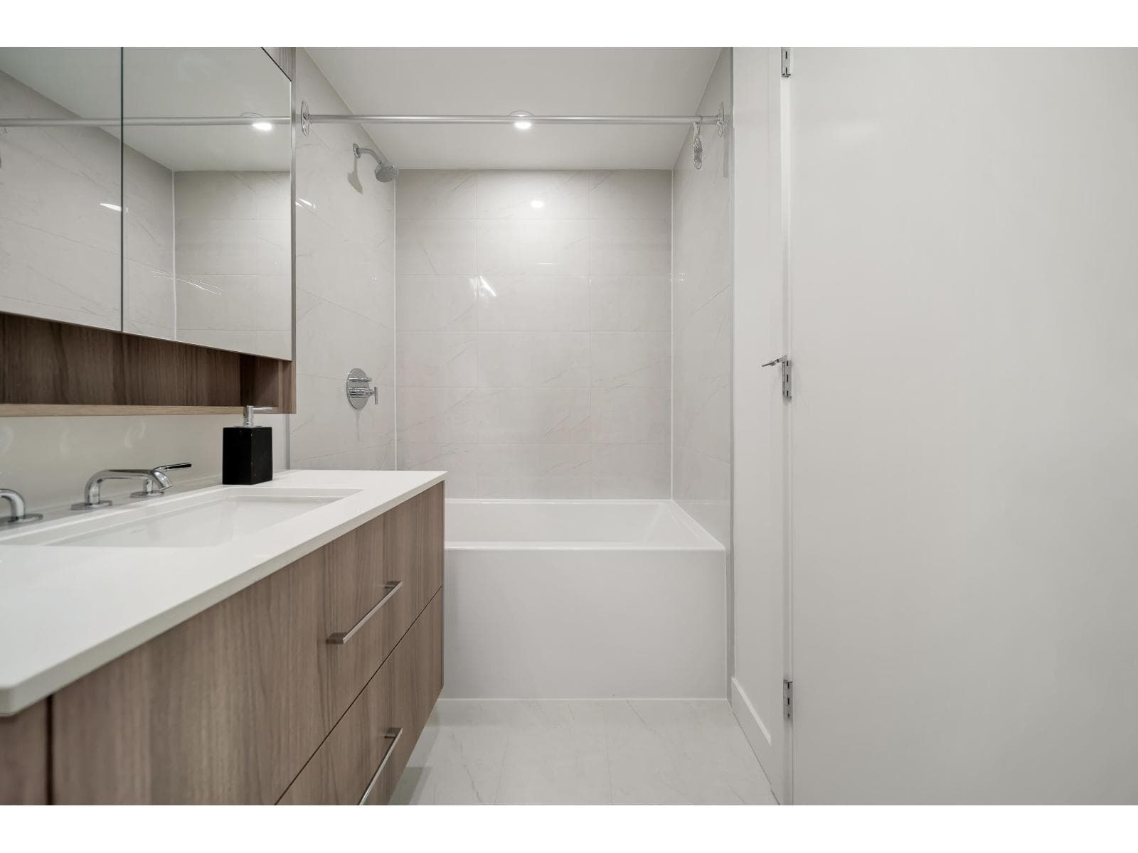 1 bed 1 bath single family at 2008 9675 KING GEORGE BOULEVARD — $469,900