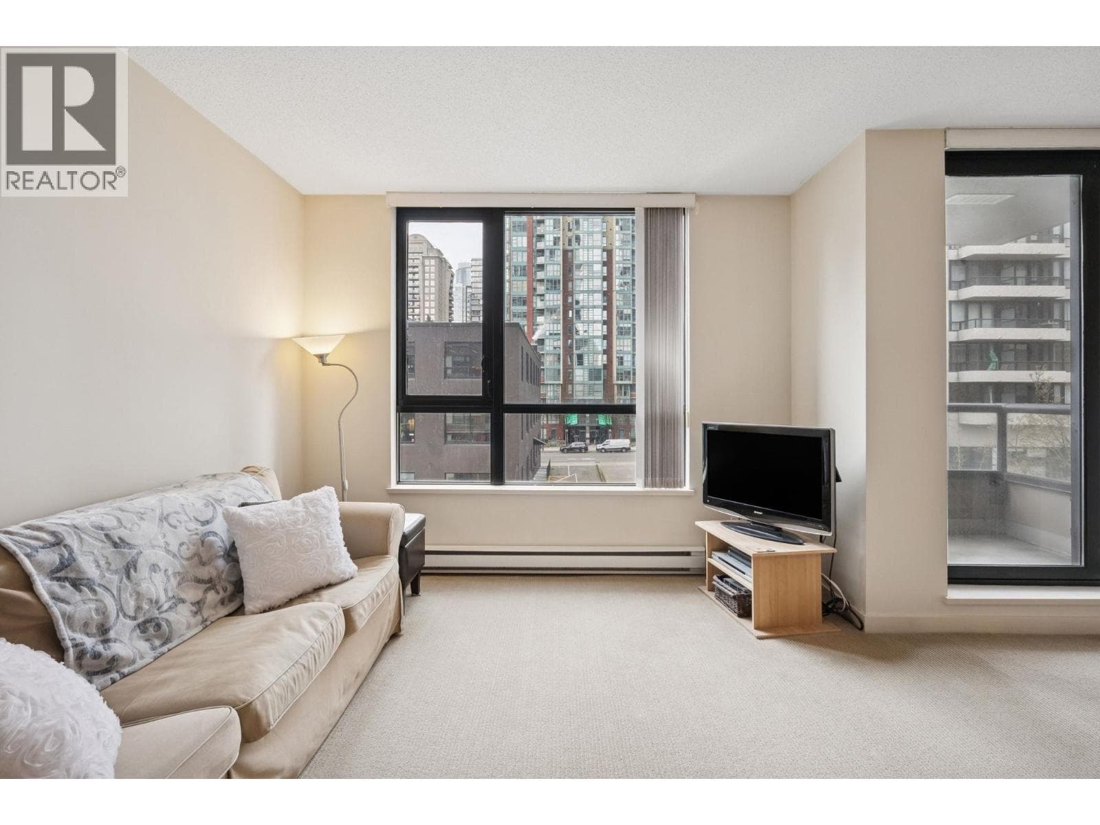 502 977 MAINLAND STREET photo 2