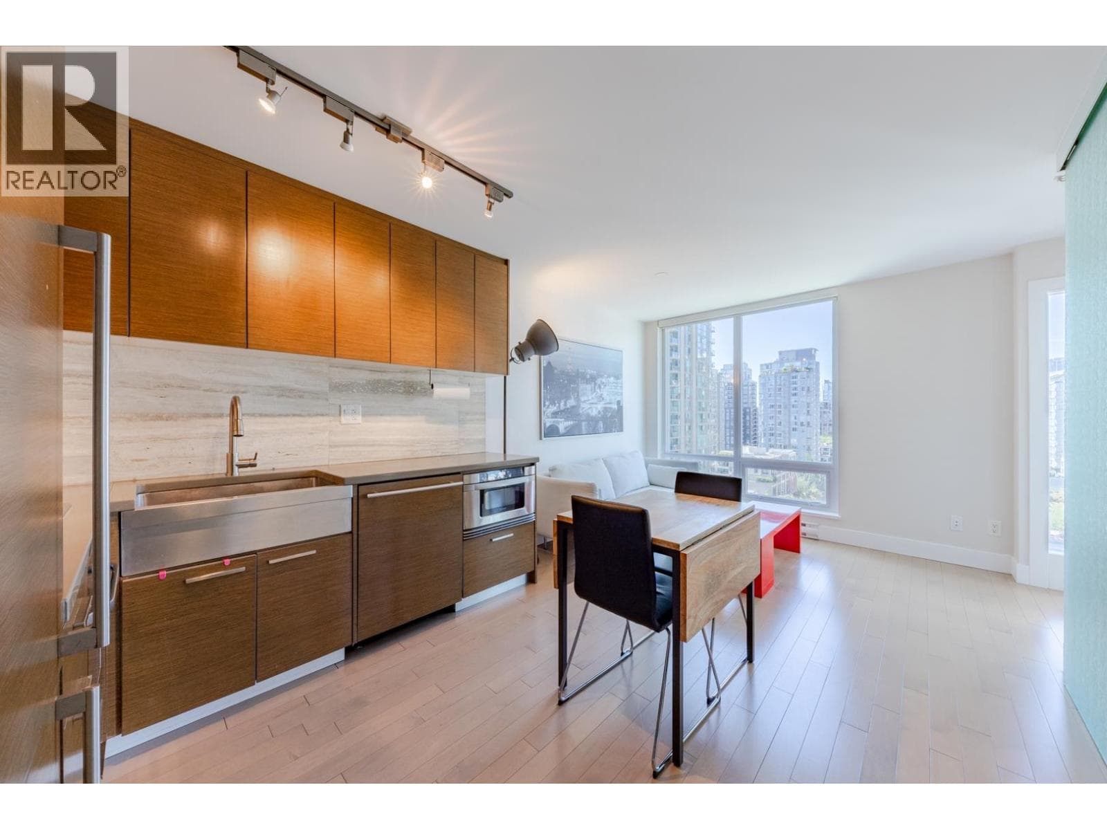 1 bed 1 bath single family at 1106 535 SMITHE STREET — $558,000