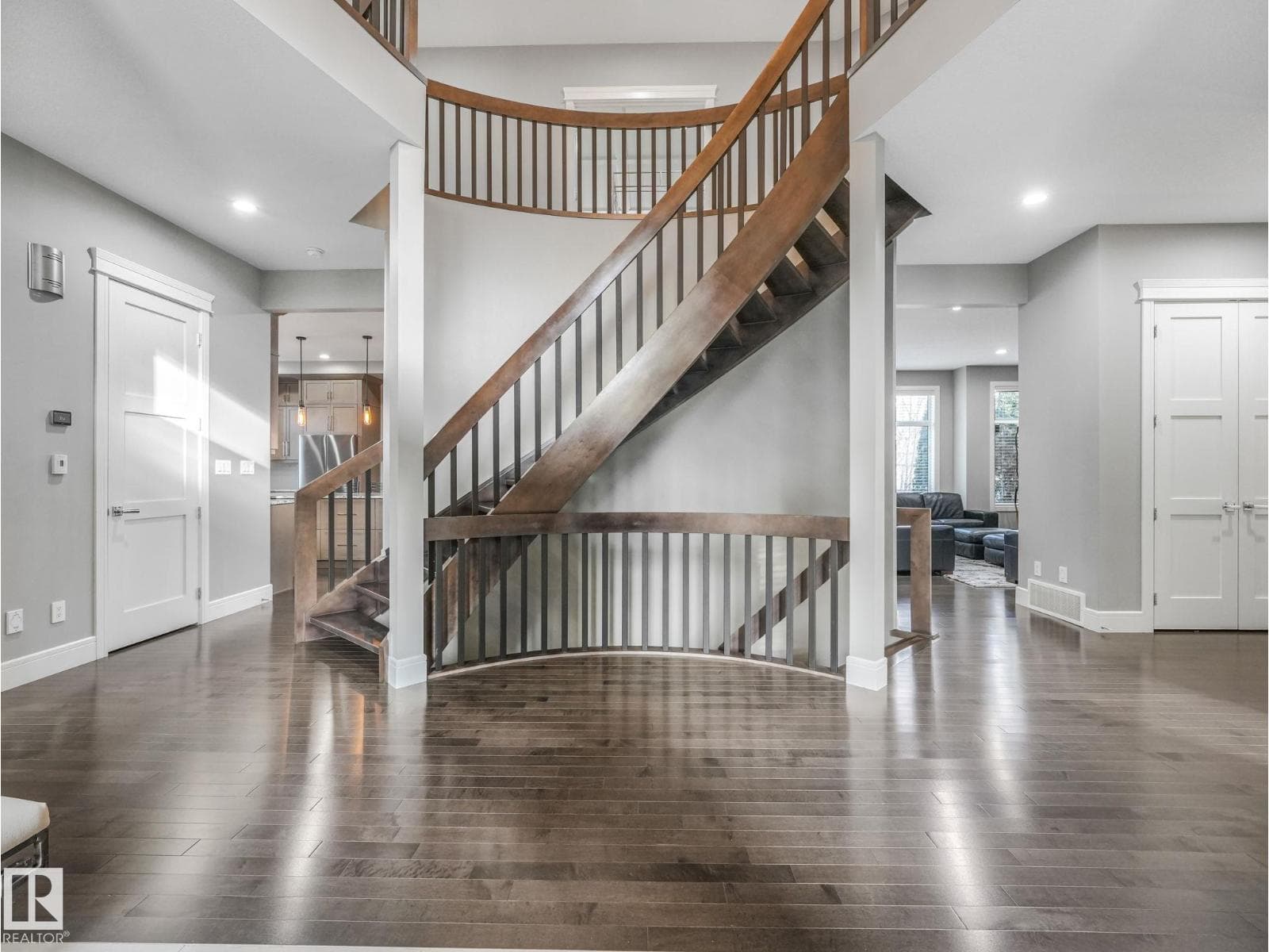 8927 120 ST NW photo 4