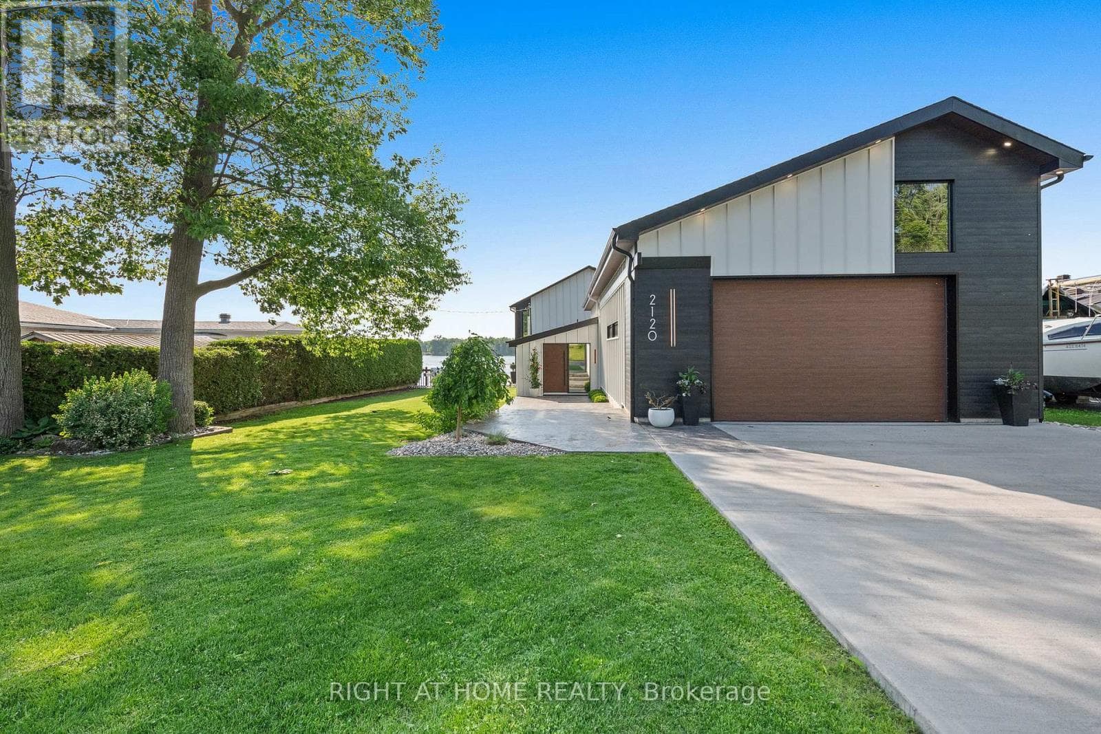 2120 DU CHATEAU AVENUE photo 2