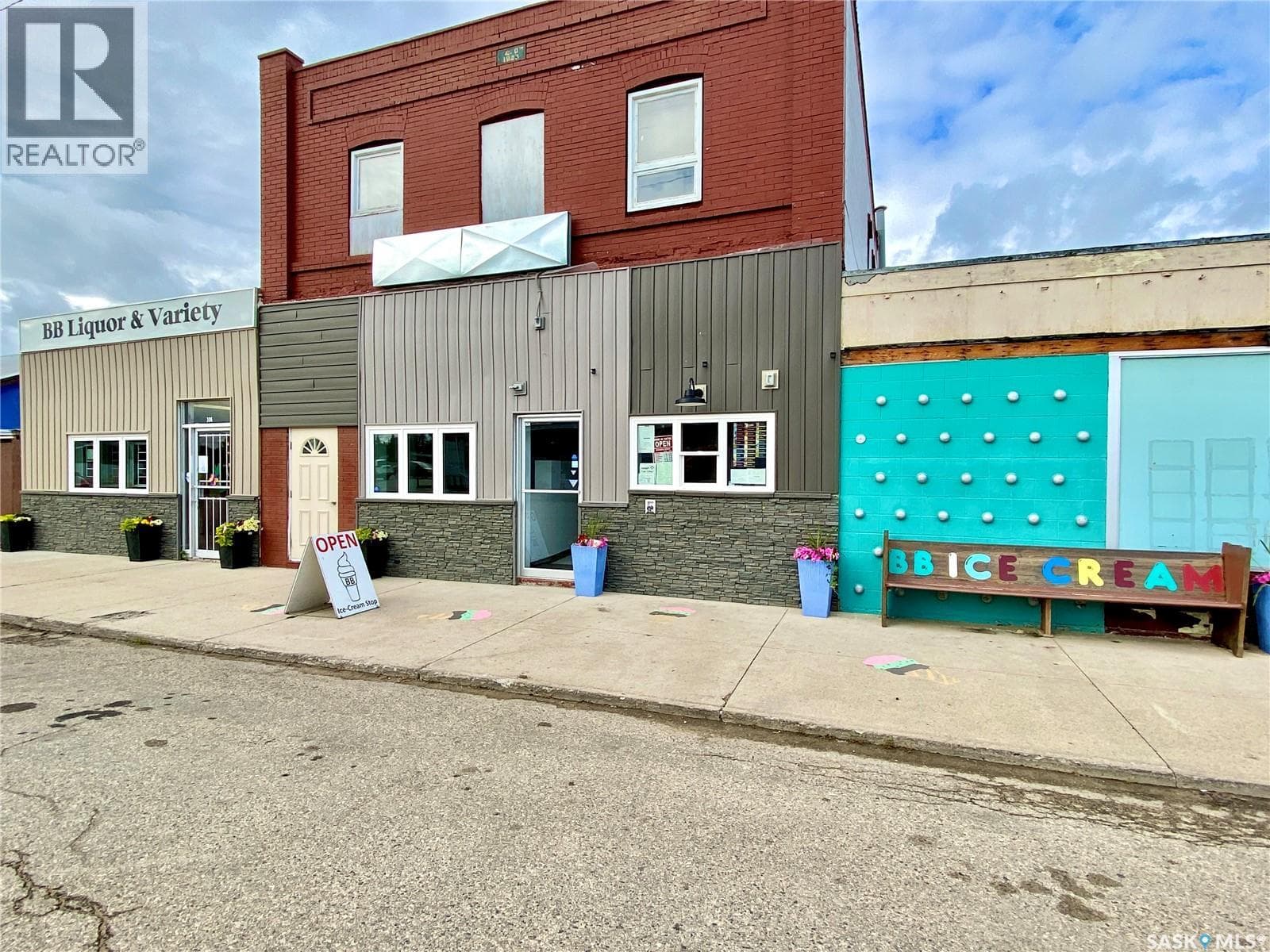 106 Vincent AVENUE E photo 2