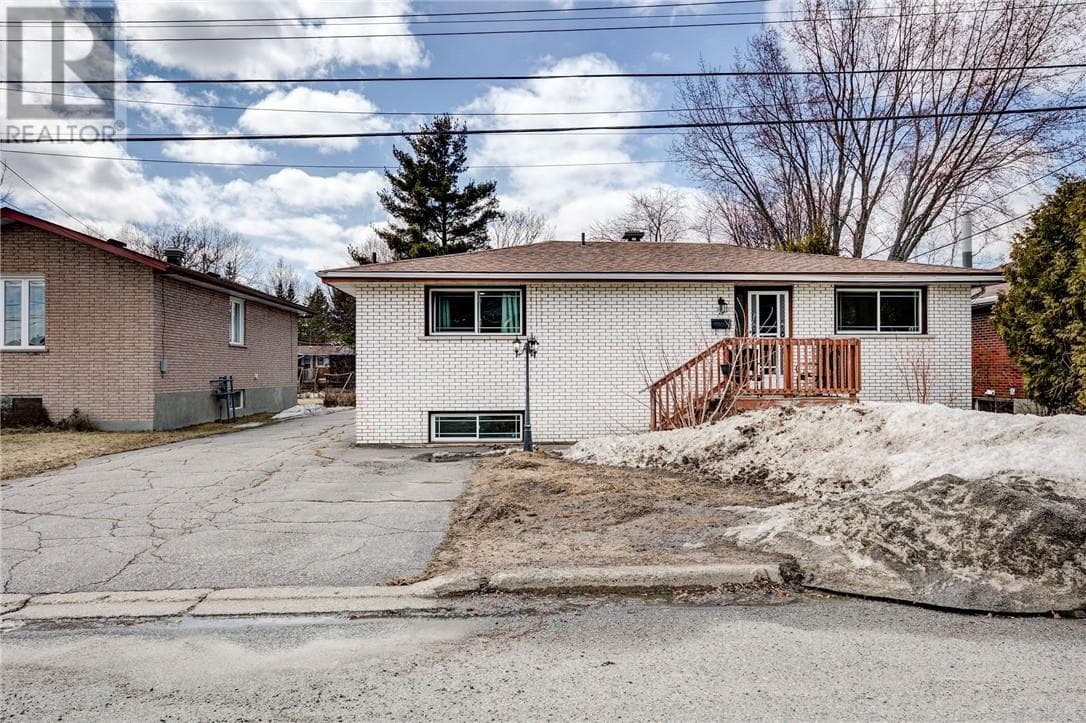 4 bed 1 bath single family at 3 Rideau Avenue — $399,900