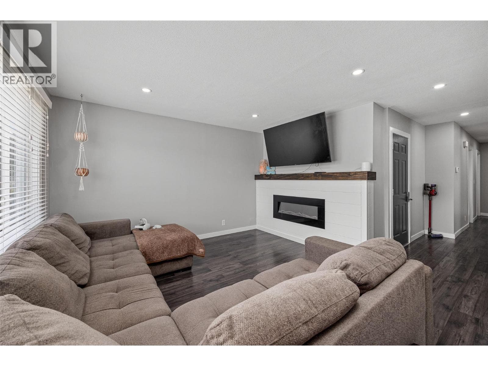 949 Grenfell Court photo 2