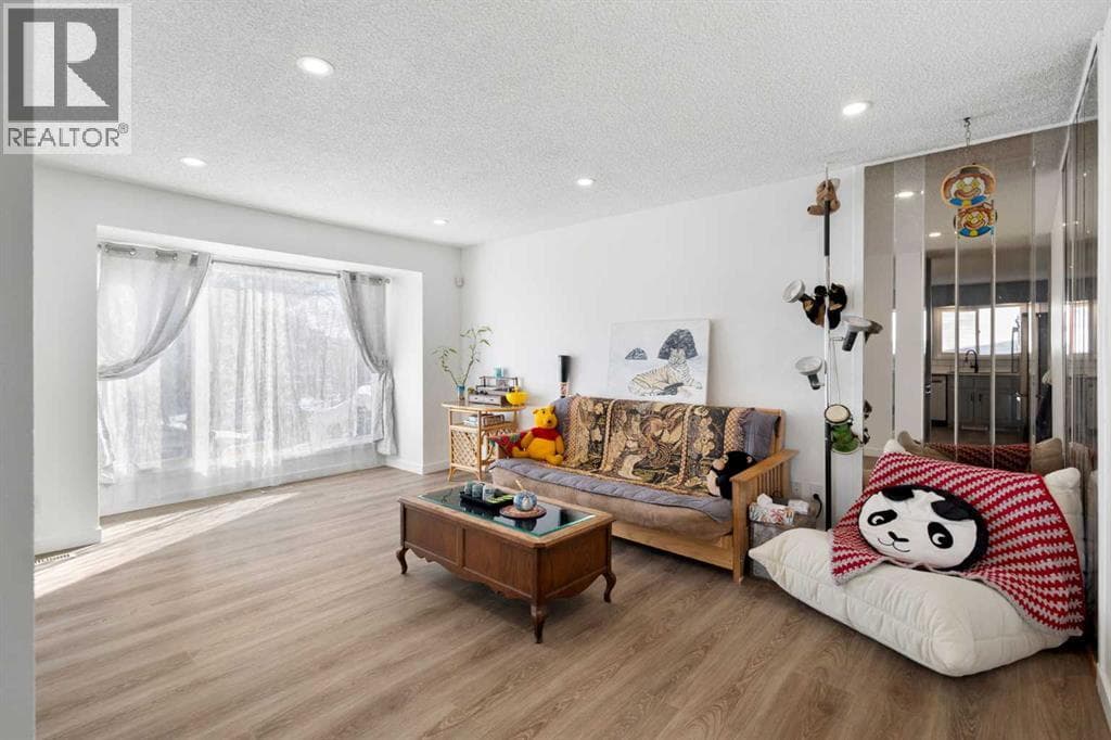 95 Beddington Way NE photo 3