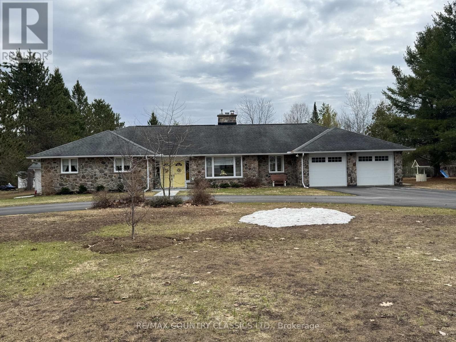 3 bed 3 bath single family at 37 GOLFVIEW DRIVE — $750,000