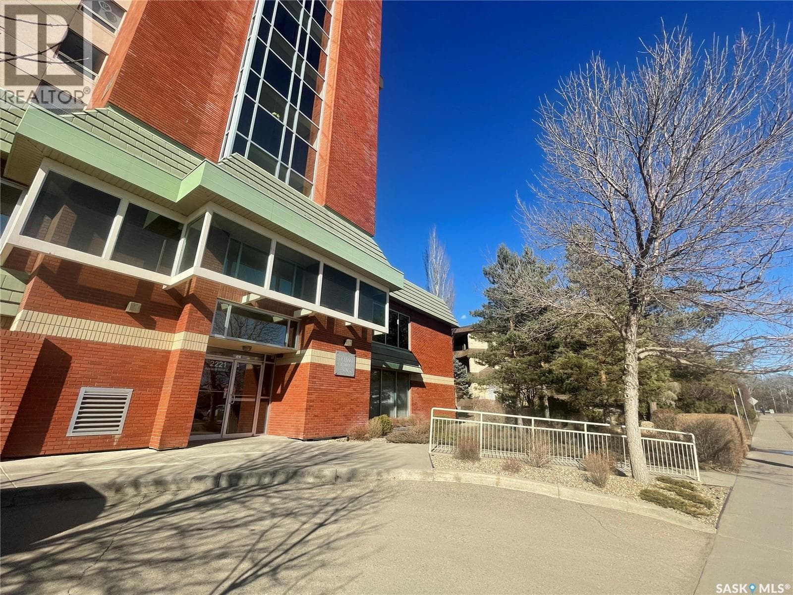 604 2221 ADELAIDE STREET — photo 2
