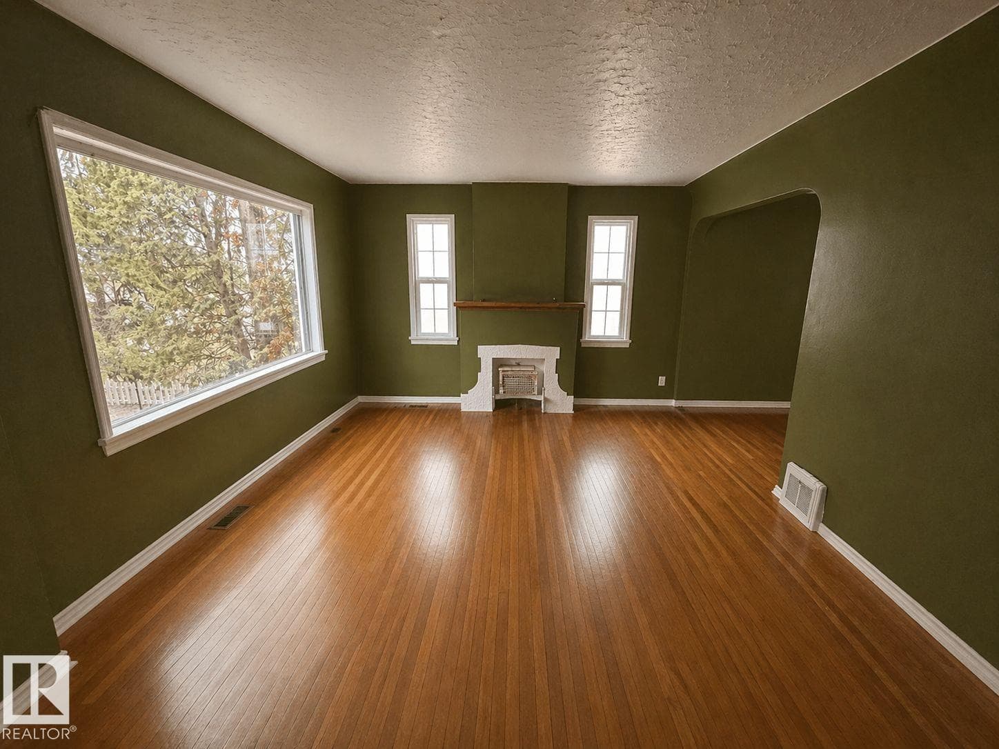 11242 56 ST NW photo 4