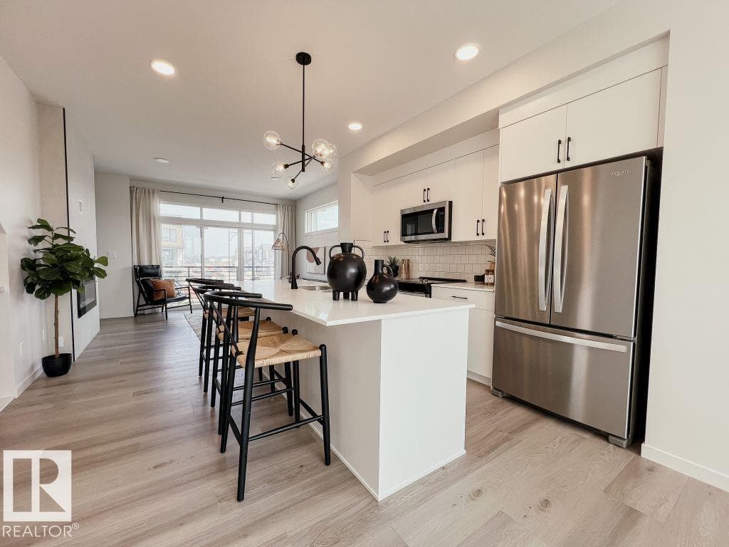 305 32 ST SW photo 3