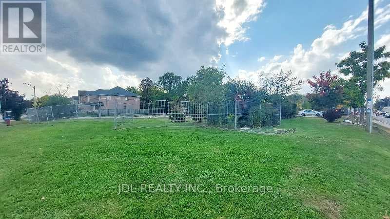 1061 ELGIN MILLS ROAD E photo 3