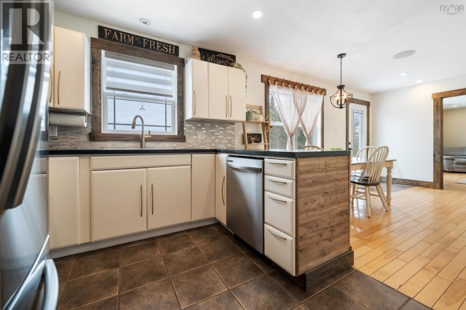 157 Pleasant Drive photo 4