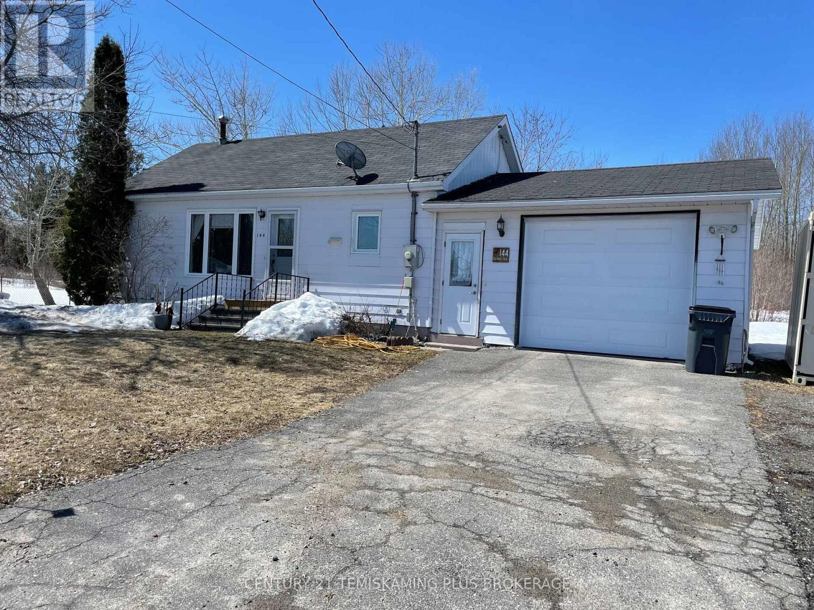 144 RORKE AVENUE photo 2