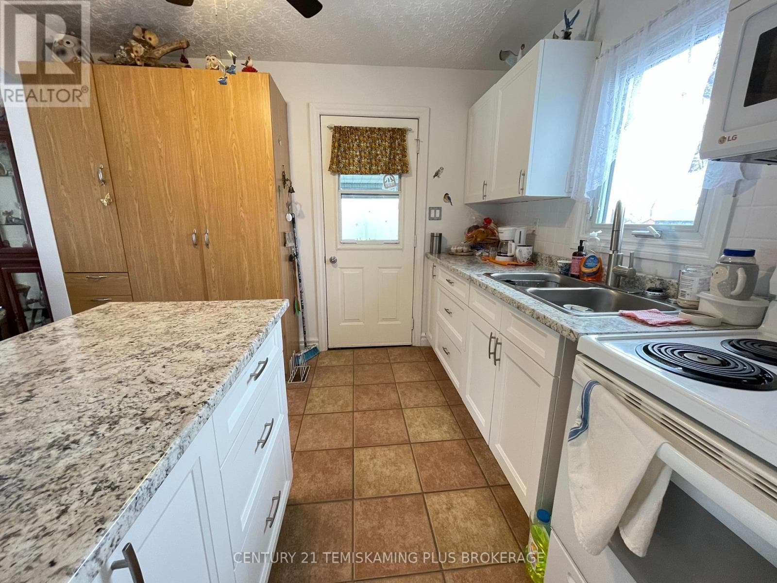144 RORKE AVENUE photo 5