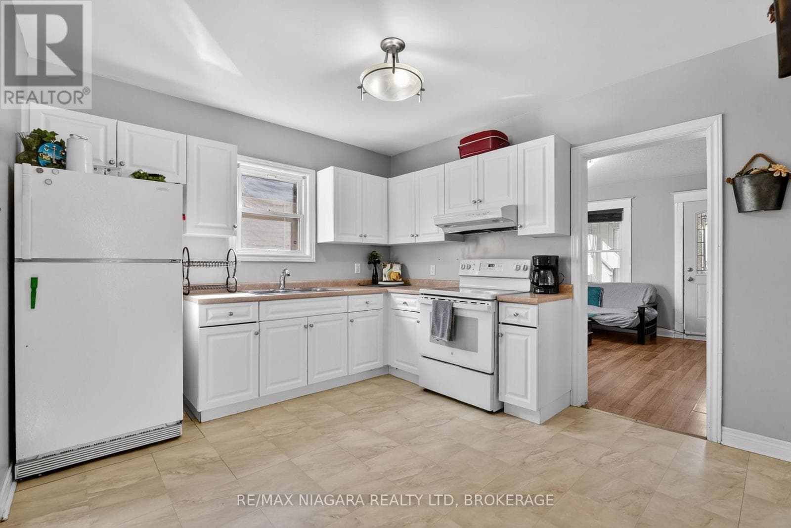 214 NIAGARA STREET photo 3