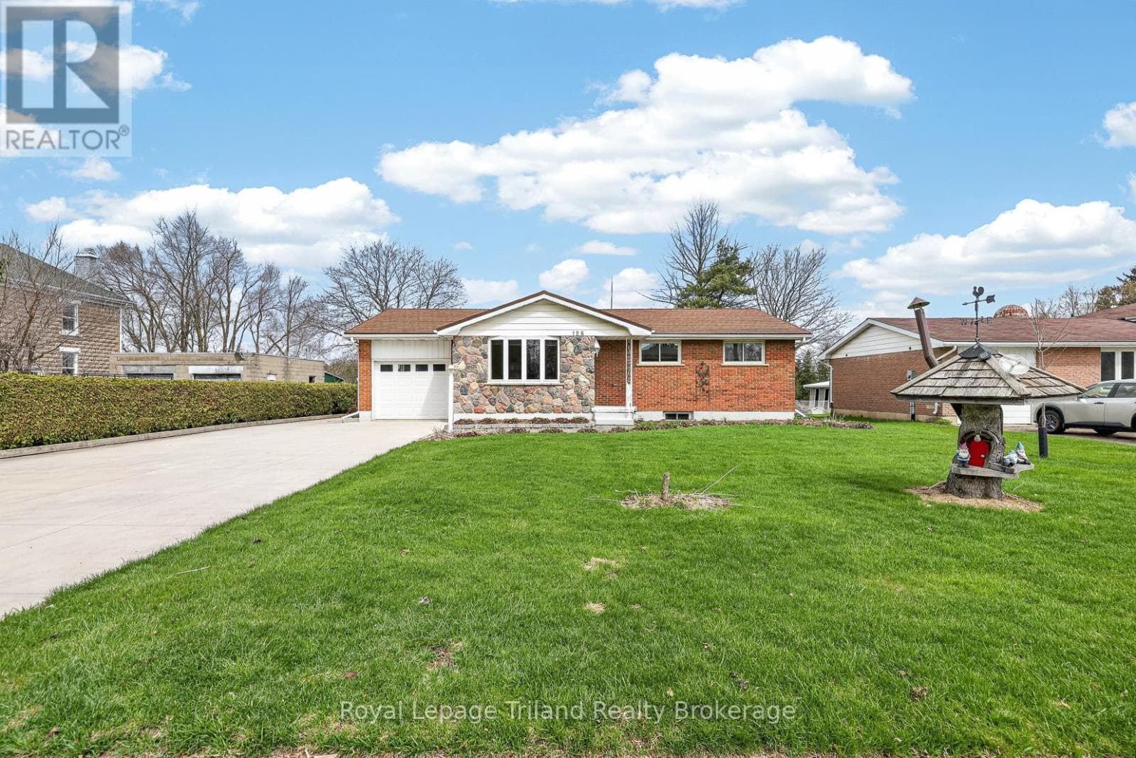 128 LOVEYS STREET E photo 2