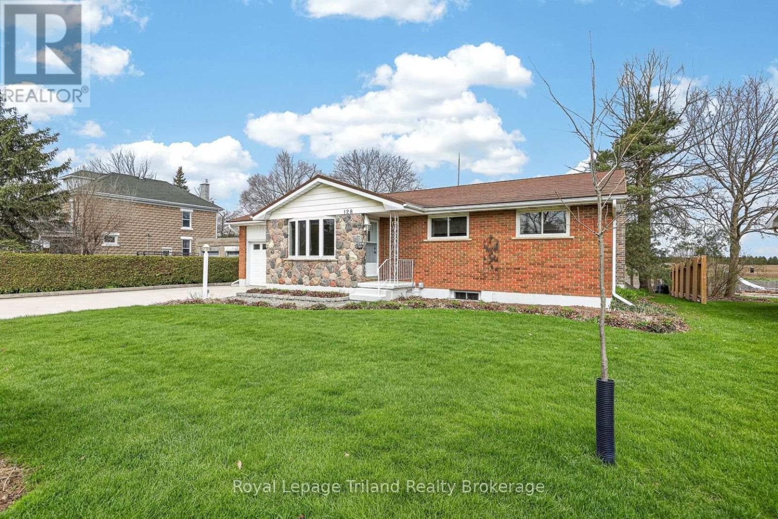 128 LOVEYS STREET E photo 3