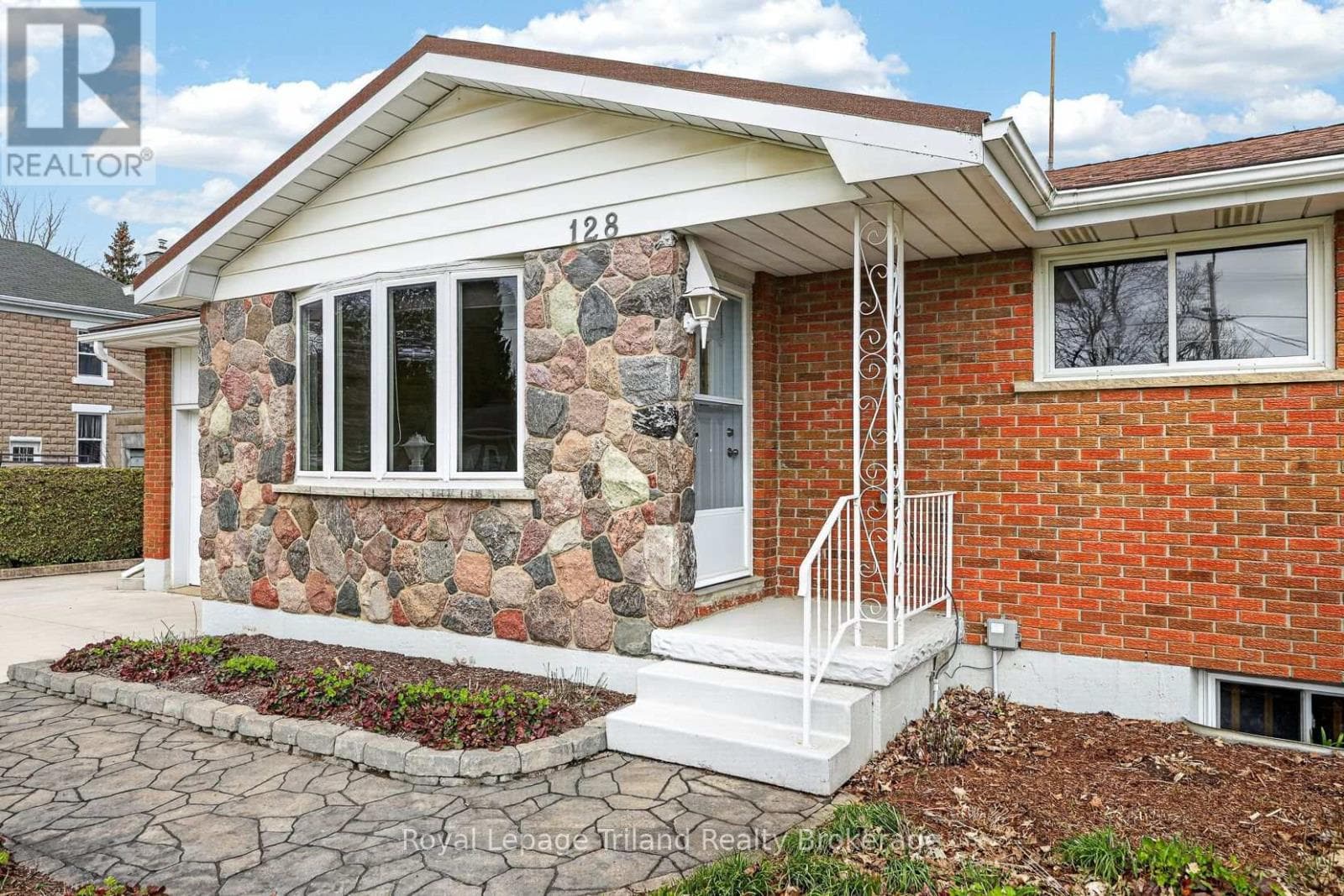 128 LOVEYS STREET E photo 5