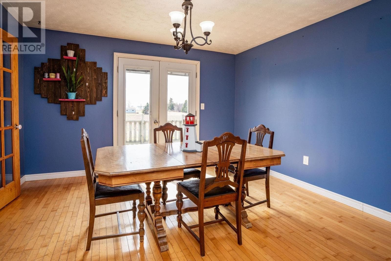 382 ROBERTSON Road photo 3