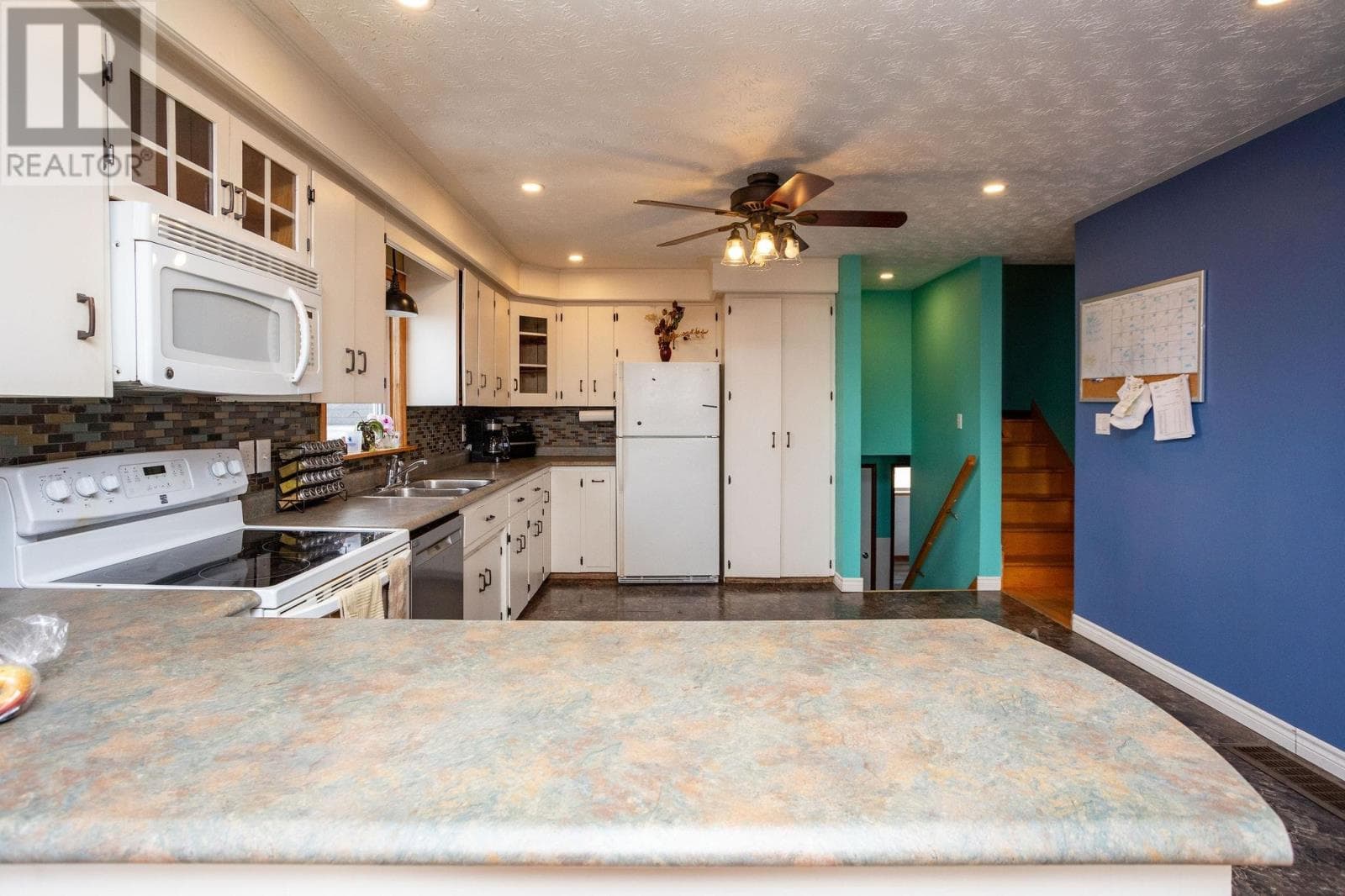 382 ROBERTSON Road photo 5