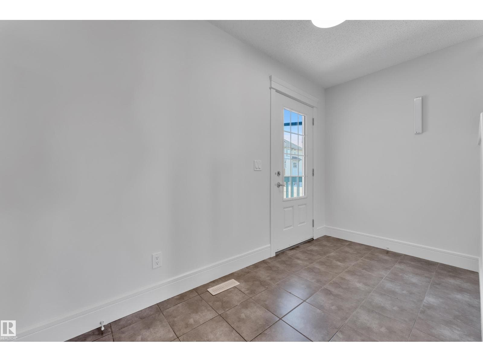 6156 11 AV SW — photo 4