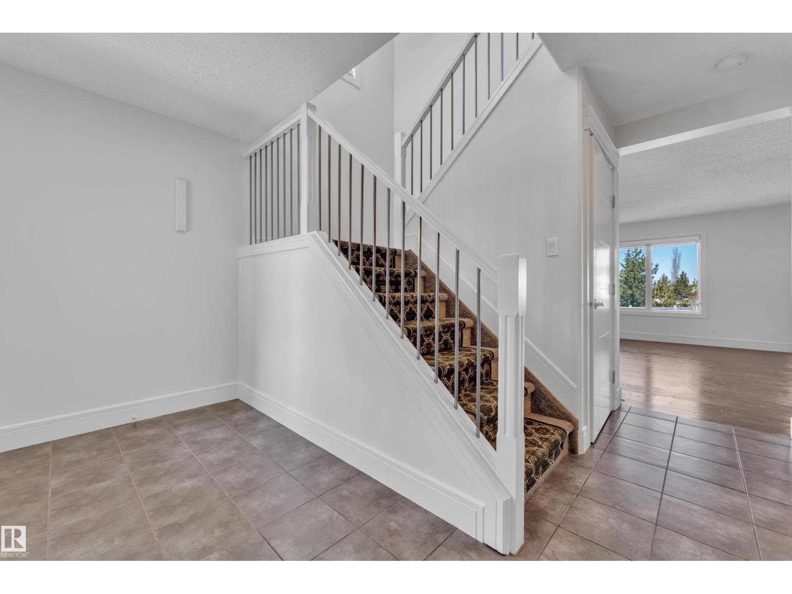 6156 11 AV SW — photo 5
