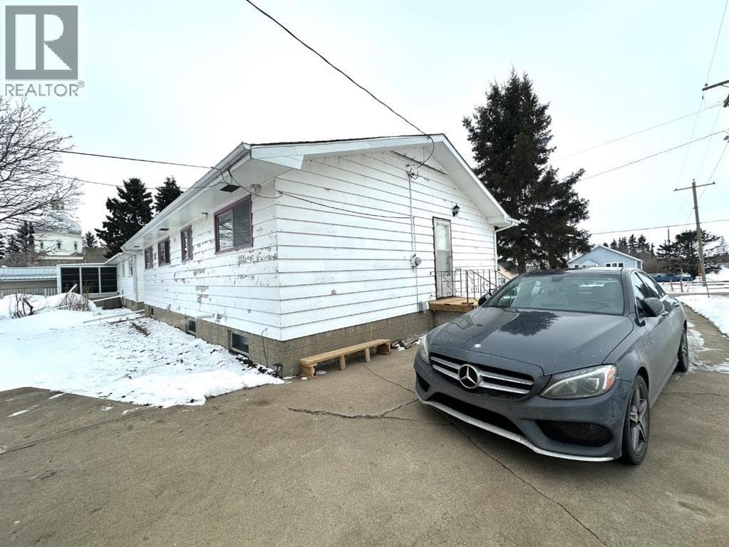 5240 50 Avenue photo 2