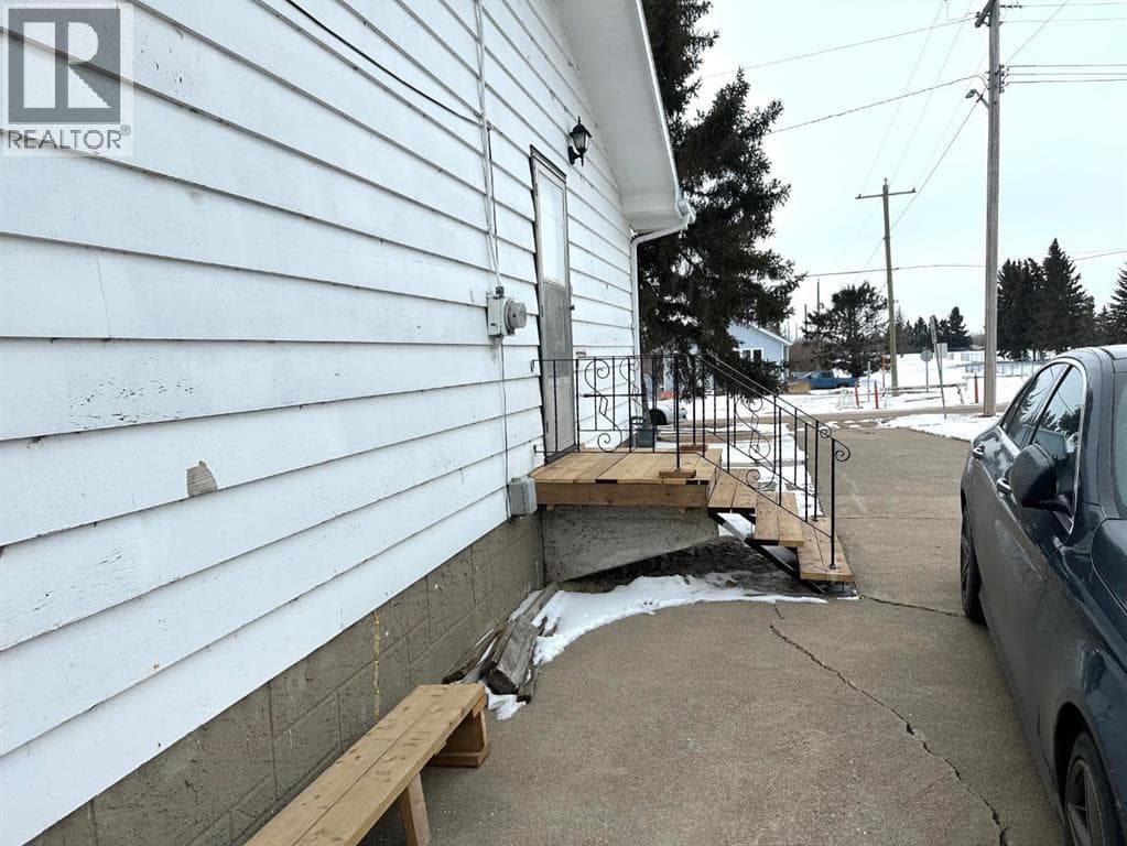 5240 50 Avenue photo 3