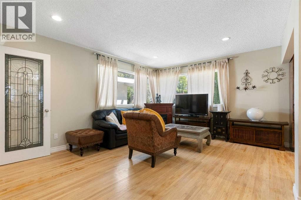 87 Hillgrove Drive SW photo 4