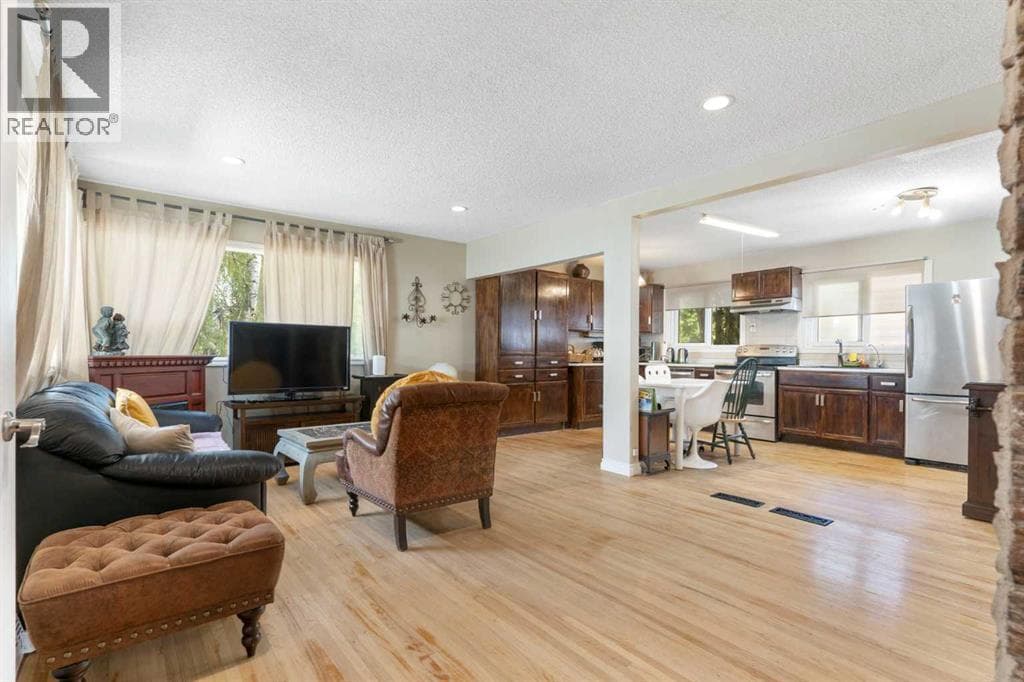 87 Hillgrove Drive SW photo 3