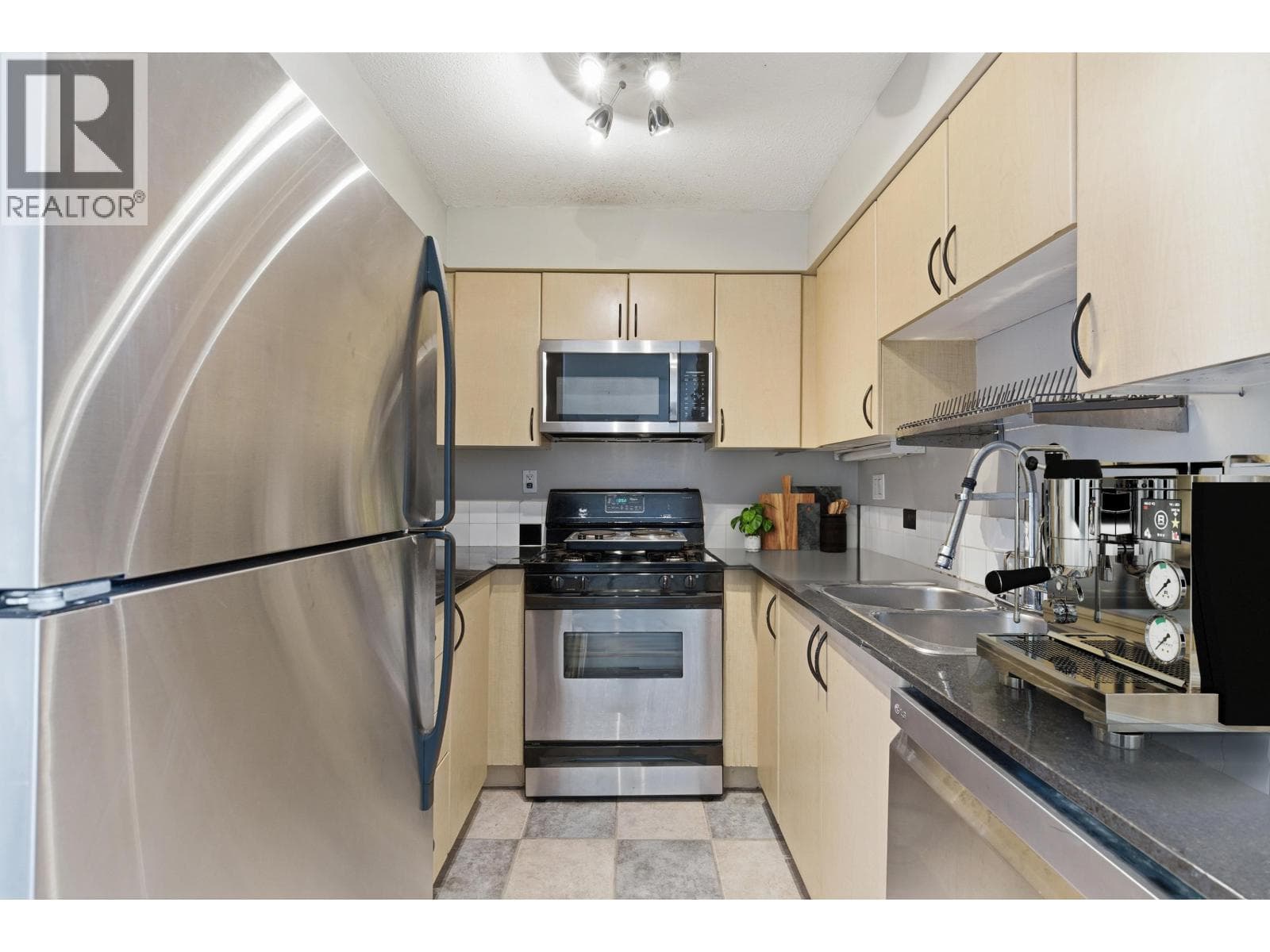 2705 63 KEEFER PLACE photo 2