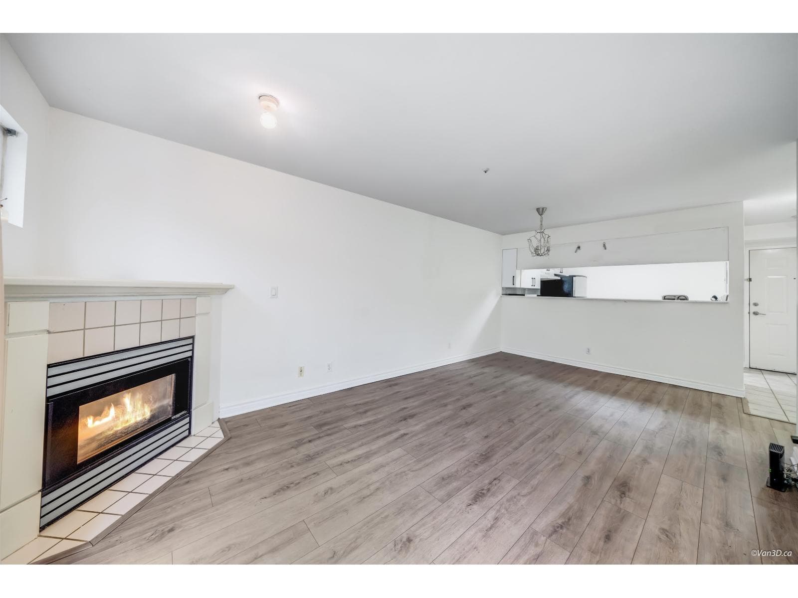 C302 9848 WHALLEY BOULEVARD photo 2
