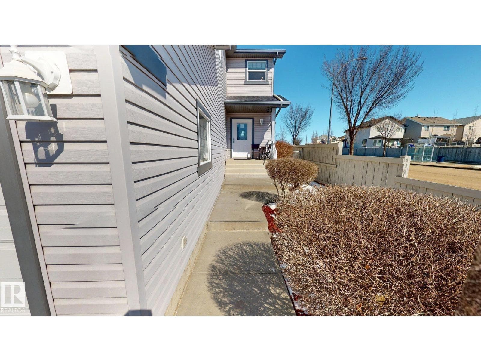 8704 175 AV NW — photo 2