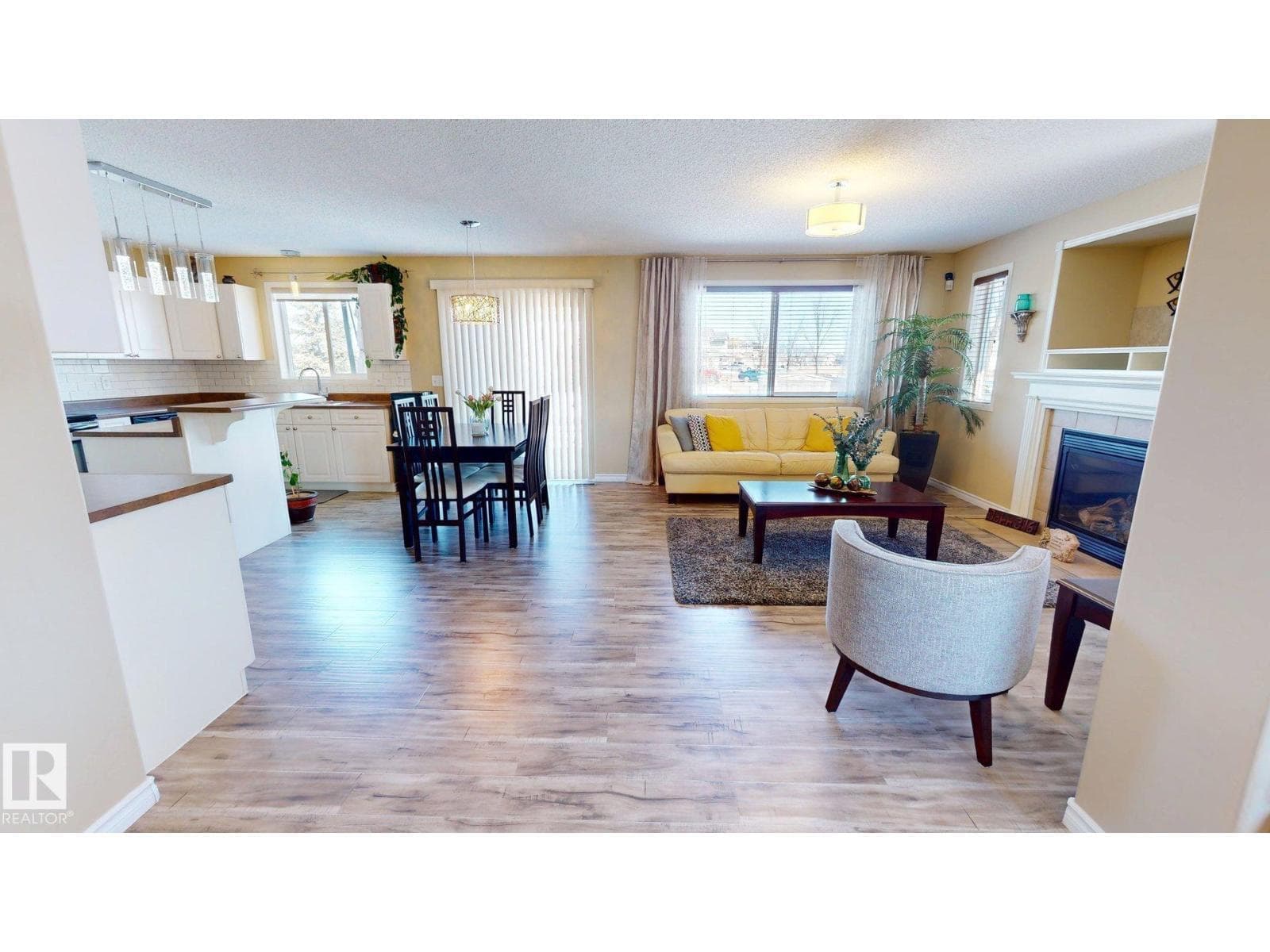 8704 175 AV NW — photo 3
