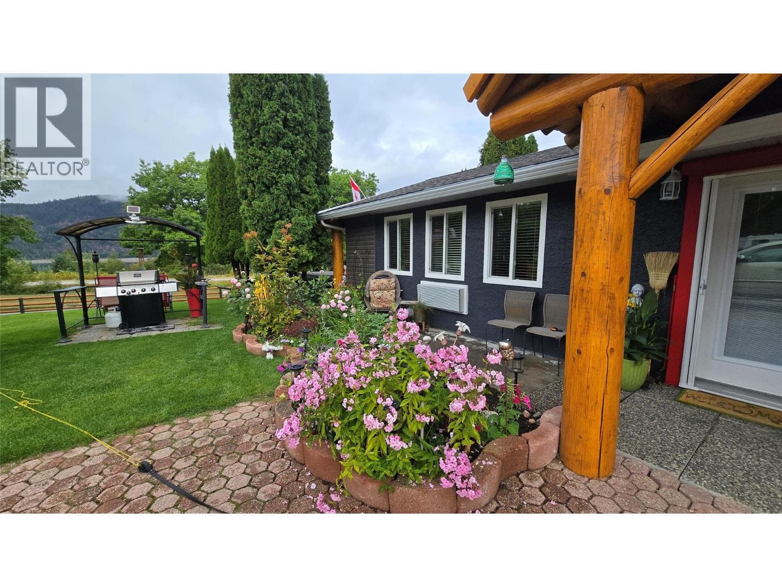 101 Oak Street photo 4