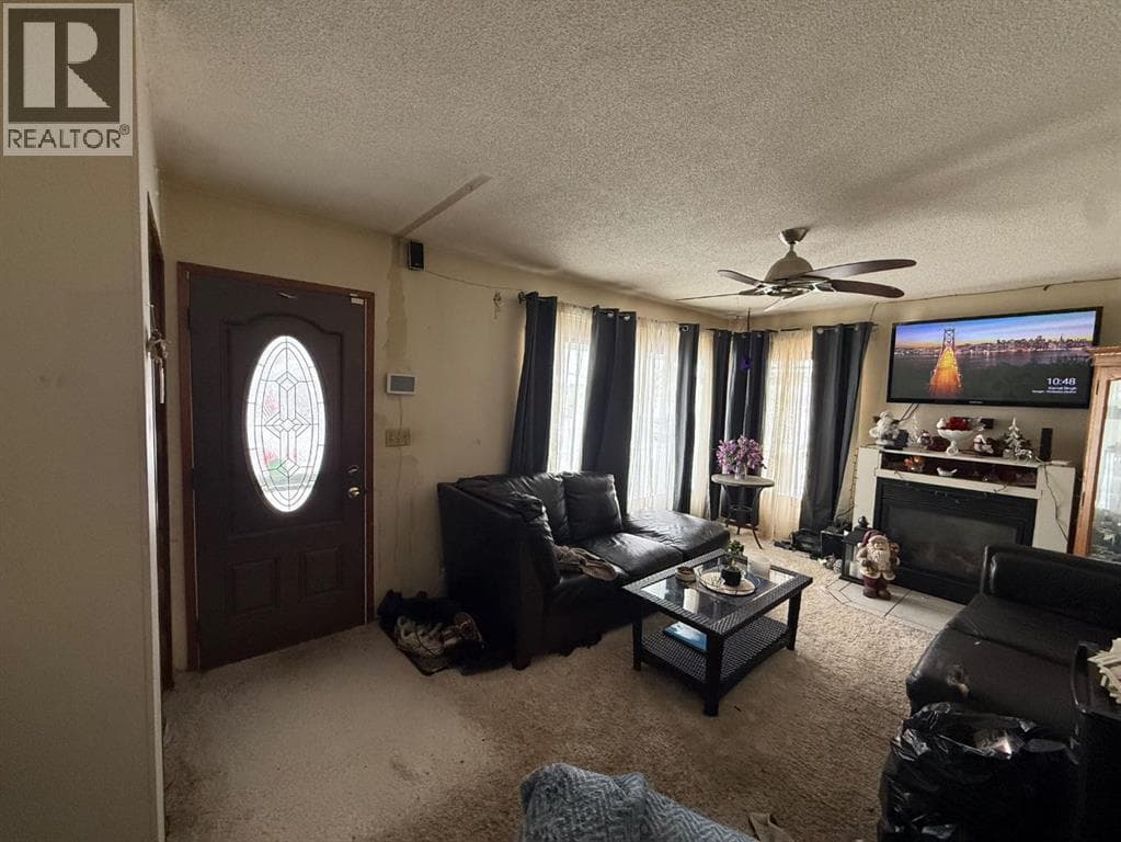 5015 46 Avenue photo 2