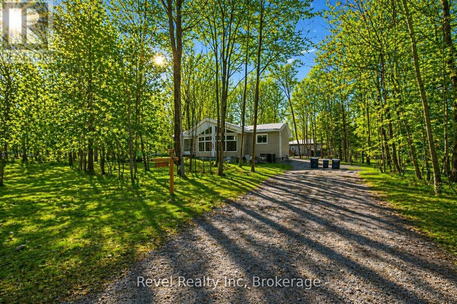 3 bed 1 bath single family at 8 MANITOU CRESCENT — $545,500