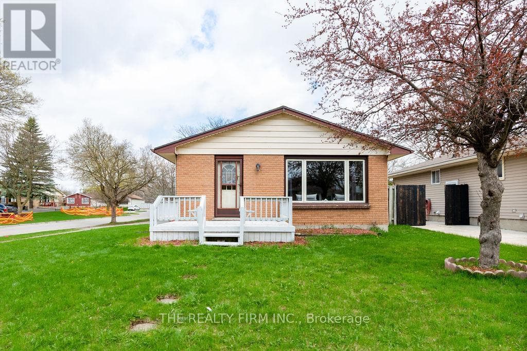 3 bed 2 bath single family at 10 STROUD CRESCENT — $538,000