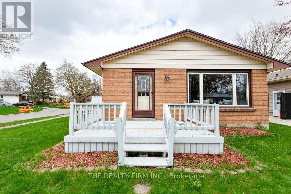 10 STROUD CRESCENT photo 2