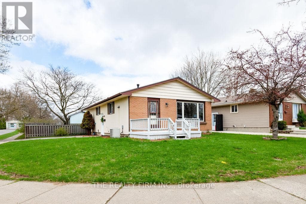 10 STROUD CRESCENT photo 3