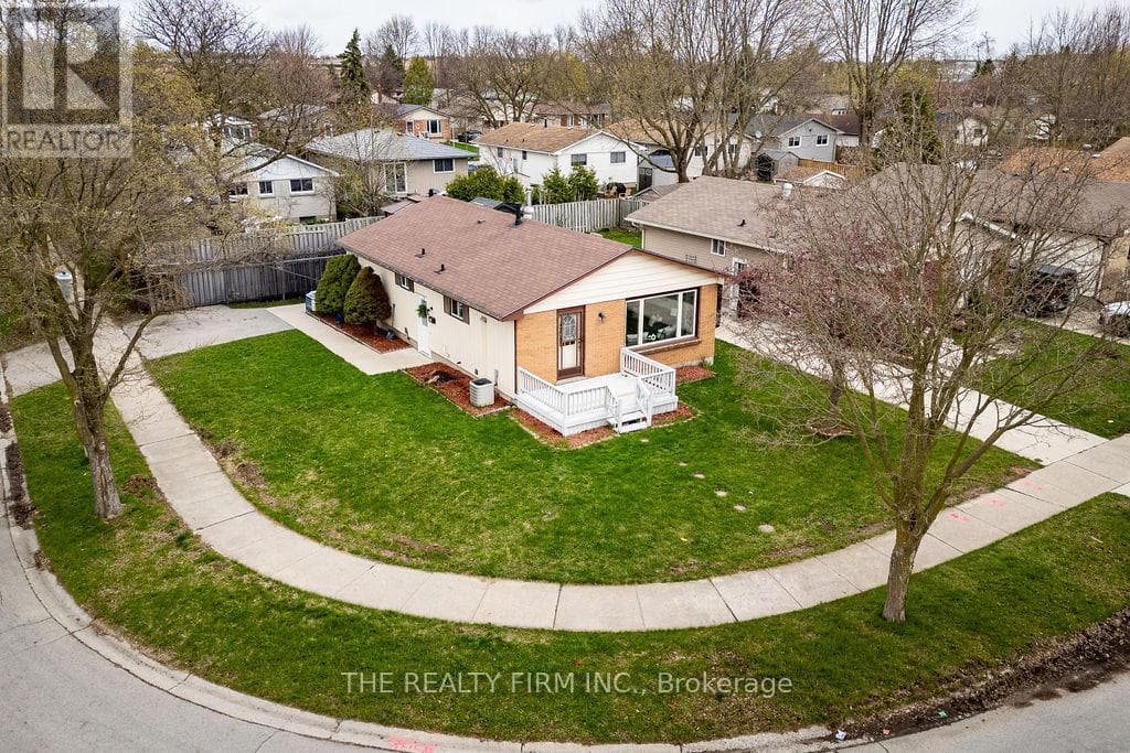 10 STROUD CRESCENT photo 4